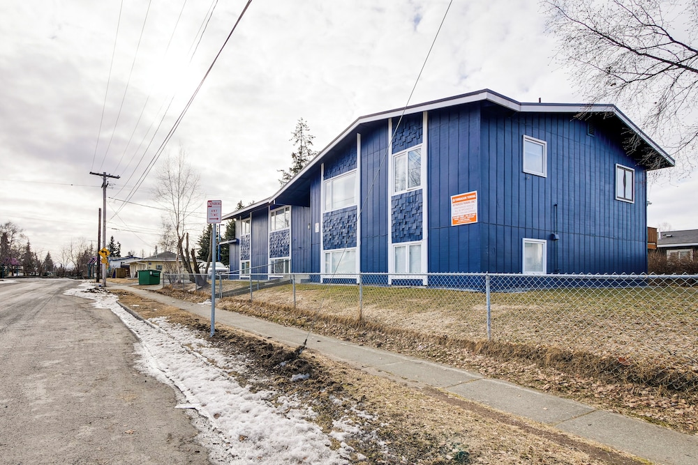 11 Mi to Kincaid Park: Convenient + Cozy Apt!