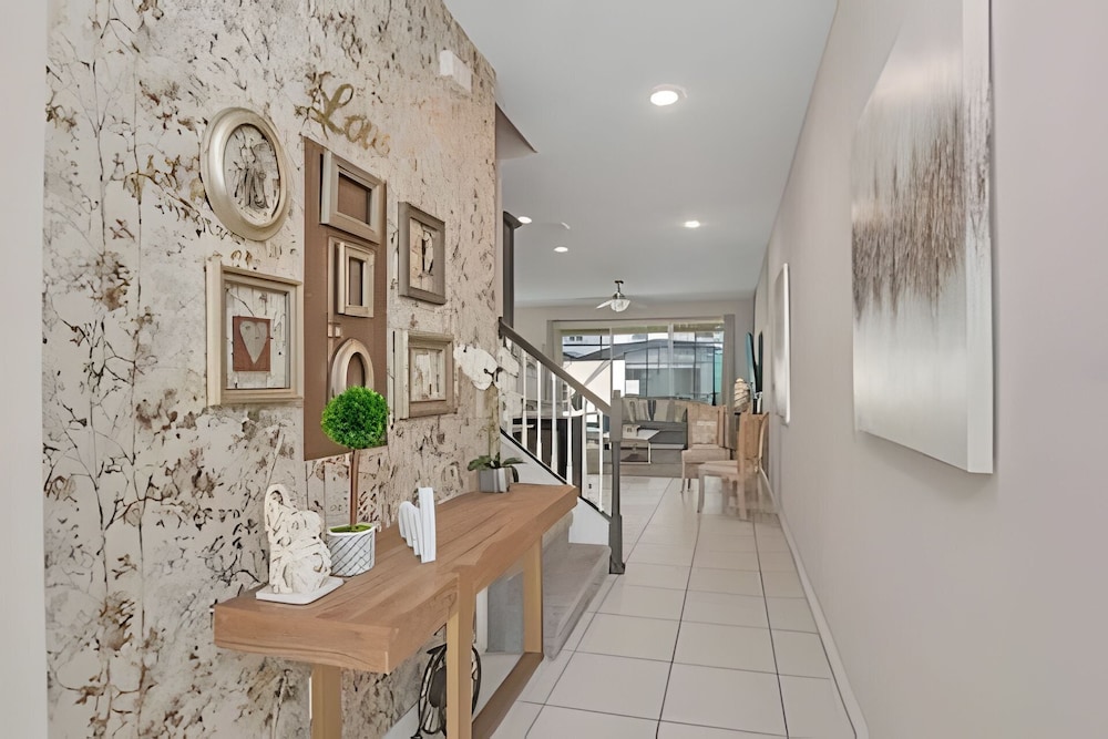 Luxury 5-bed Home With Private Splash Pool