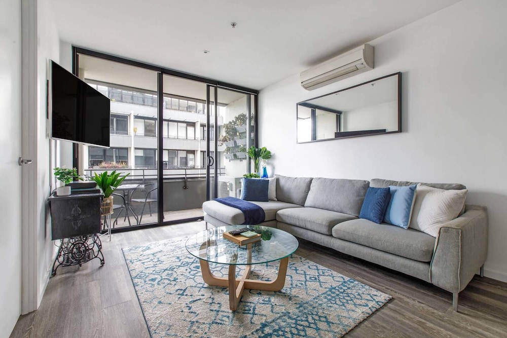 Beautiful 2BR APT With Balcony, Pool and Gym