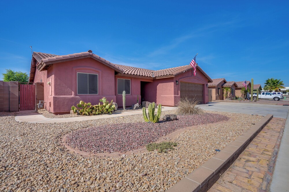 Near Golf Courses: Poolside Paradise in Yuma!