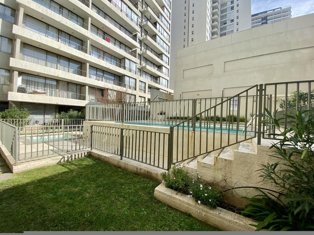 Urban Yard Bus Terminal Home Office Pool Wifi