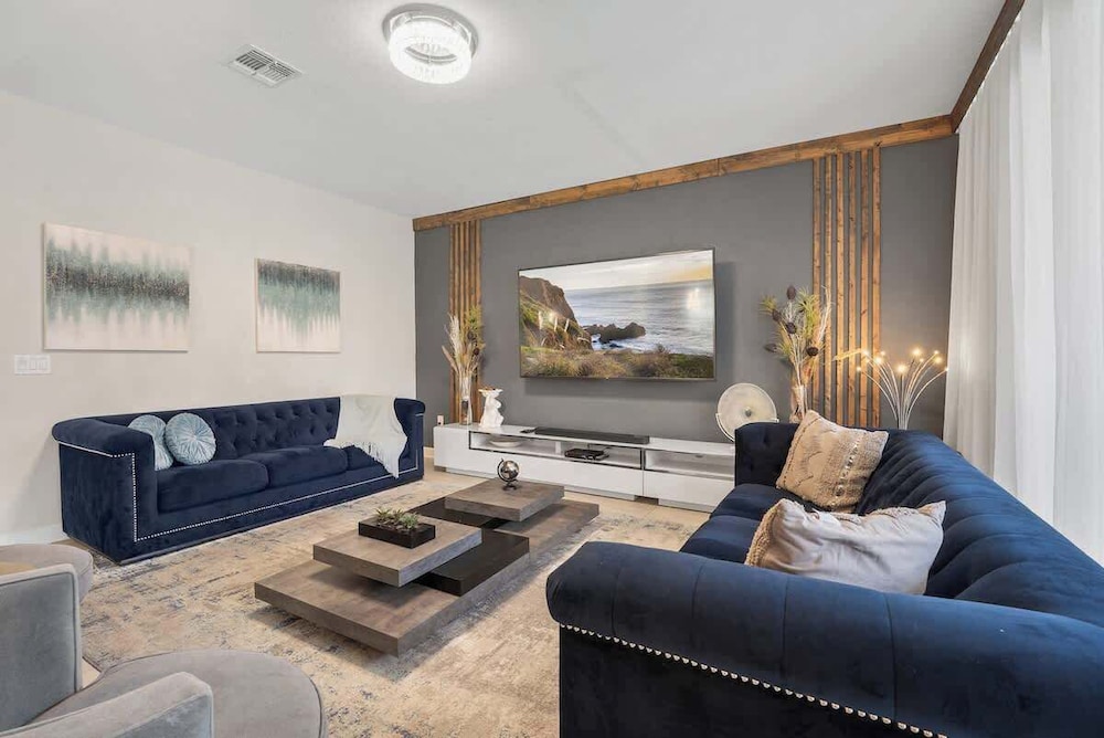Sophisticated 6BR at Storey Lake