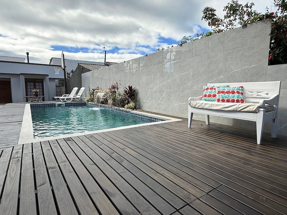 Ampla Casa com Piscina Ponta do Papagaio