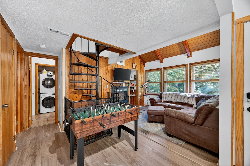 Mountain Escape With Hot Tub & Stargazing 3 Bedroom Cabin