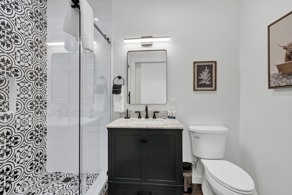 Evergreen Escape W/hot-tub 5 Min to Downtown!