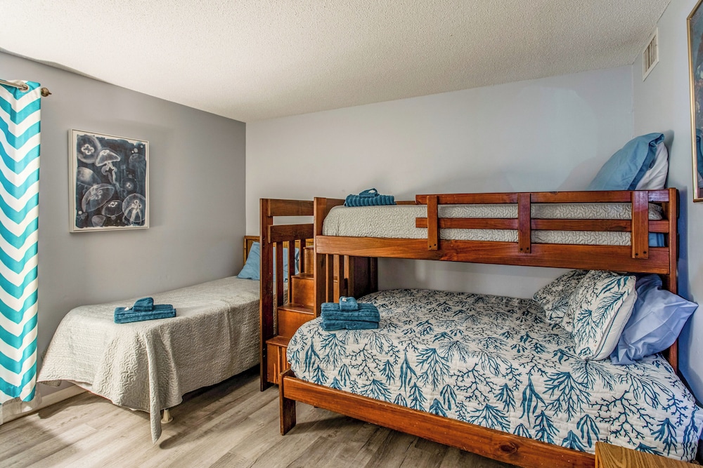 Direct Beach Access! Walkable Condo on Ocean Blvd