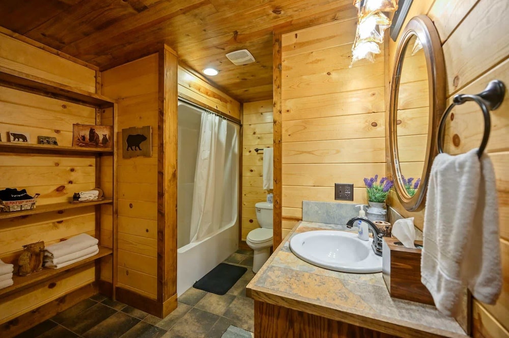 Whitetail Retreat Cabin for 13!