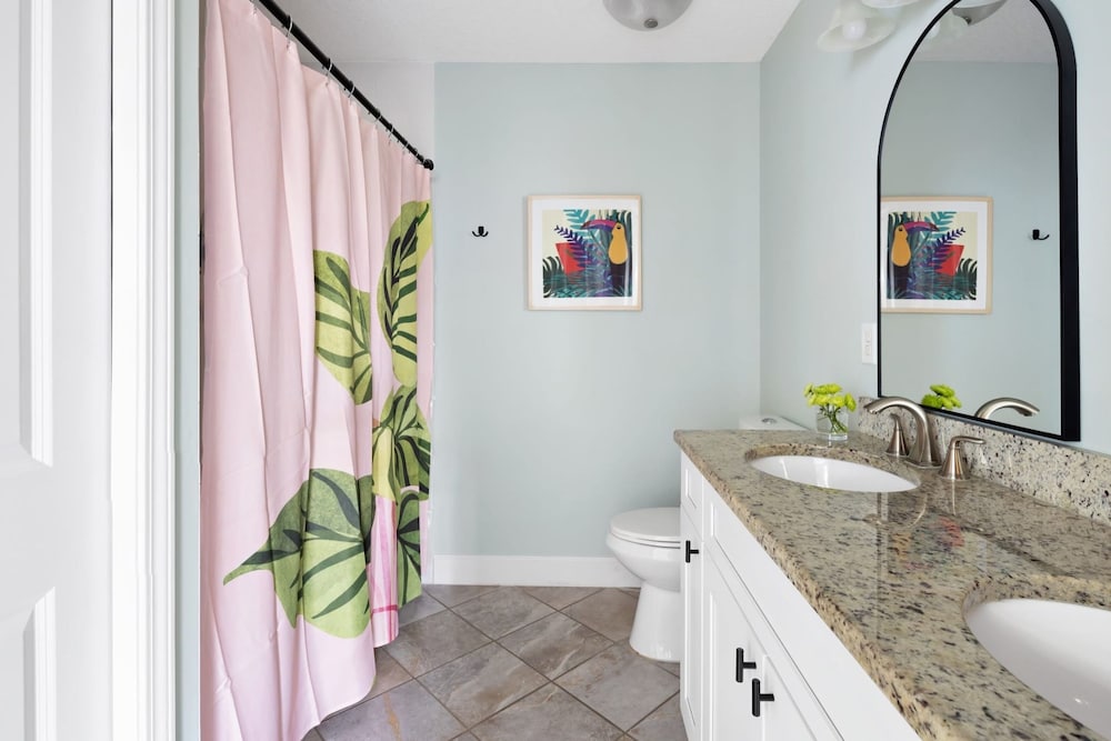 Hidden Grove Hot Tub Deck w Lounge 2 Blocks to the Beach