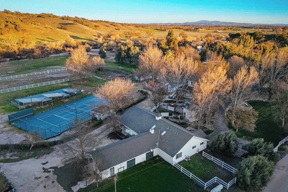 Victorian Manor In Paso Robles Wine Country + Pool, Hot Tub, Firepit, Tennis Court Sleeps 28