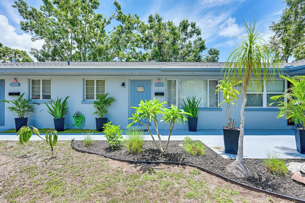 Outdoor Entertainment Area: Clearwater Condo!