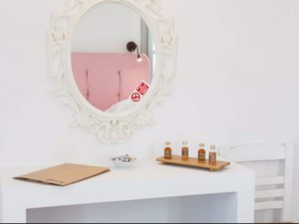 Evi Rooms