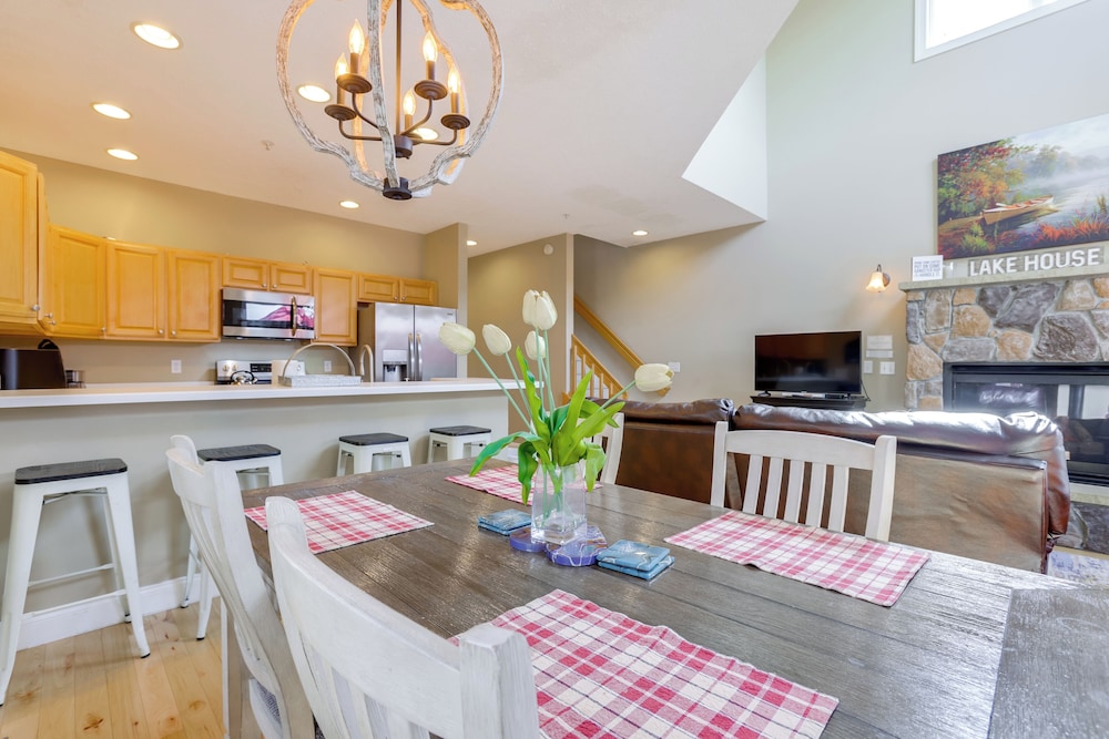 < Half-mi to Lake: Townhome w/ Hot Tub in Mchenry!