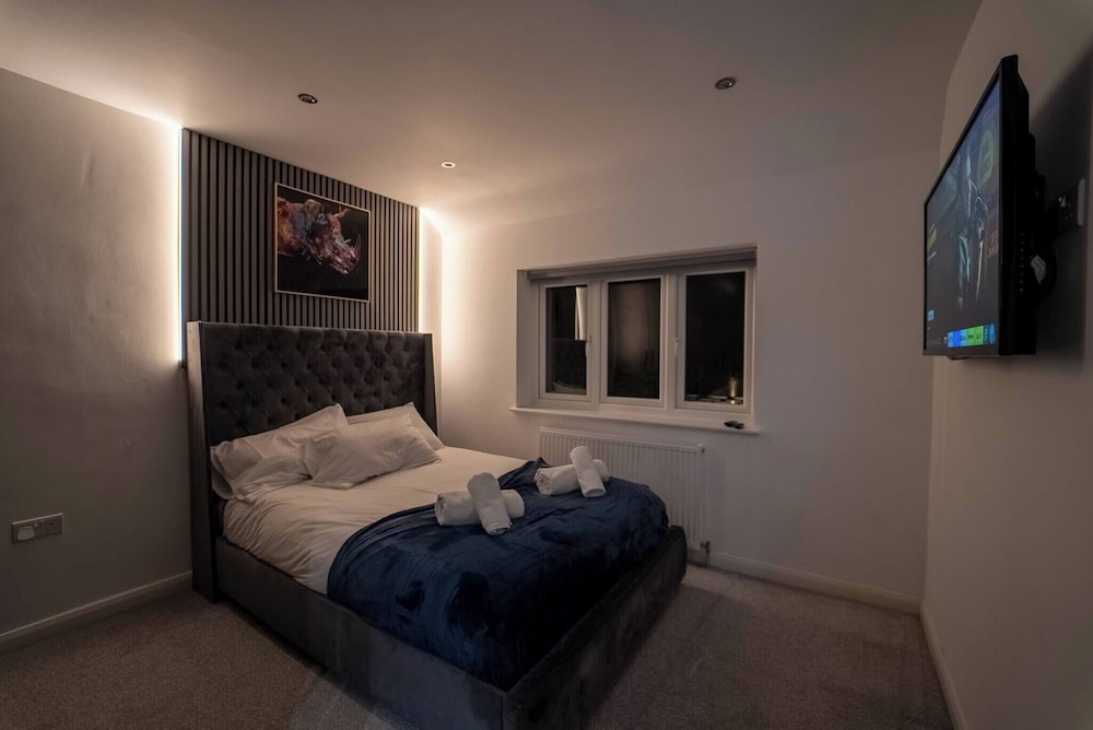 Luxury Retreat, Hot Tub, SK Massage Bed & Tesla