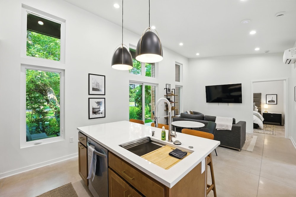 500 House - Unit B 2 Bedroom Townhouse