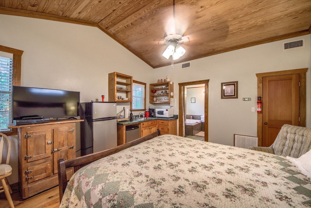 Annettes A And Waldrip 2 Bedroom Home by RedAwning view 3