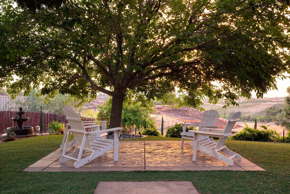Chateau Syrah by Avantstay Picturesque Estate w Pool Hot Tub Pool Table Table Tennis New Pickleball Court Basketball Hoop