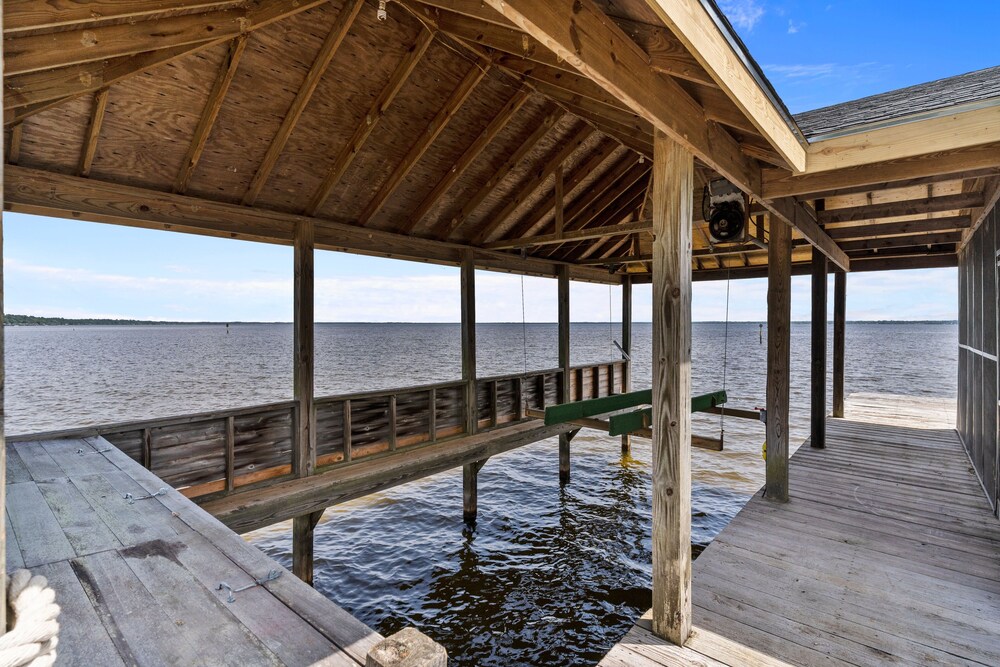 Lake Escape - Lake Waccamaw 7 Bedroom Home