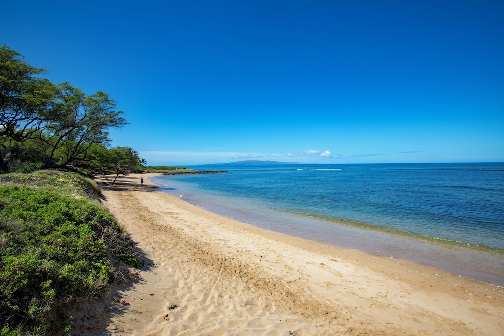 Waiohuli Beach Hale Ocean View Condos with Parking