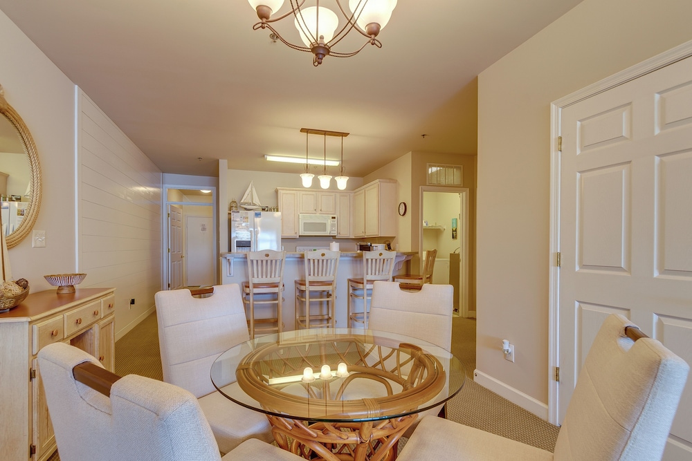 Community Pools & Beach: Smith Mountain Lake Condo
