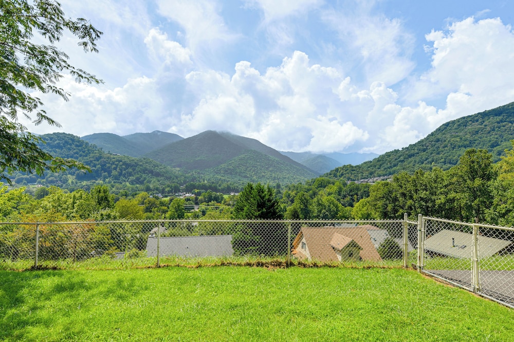 Ski, Hike & Fish: Mtn-view Maggie Valley Retreat