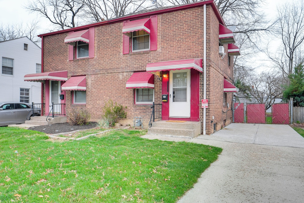 2 Mi to Lake Erie: Home w/ Yard in Euclid!