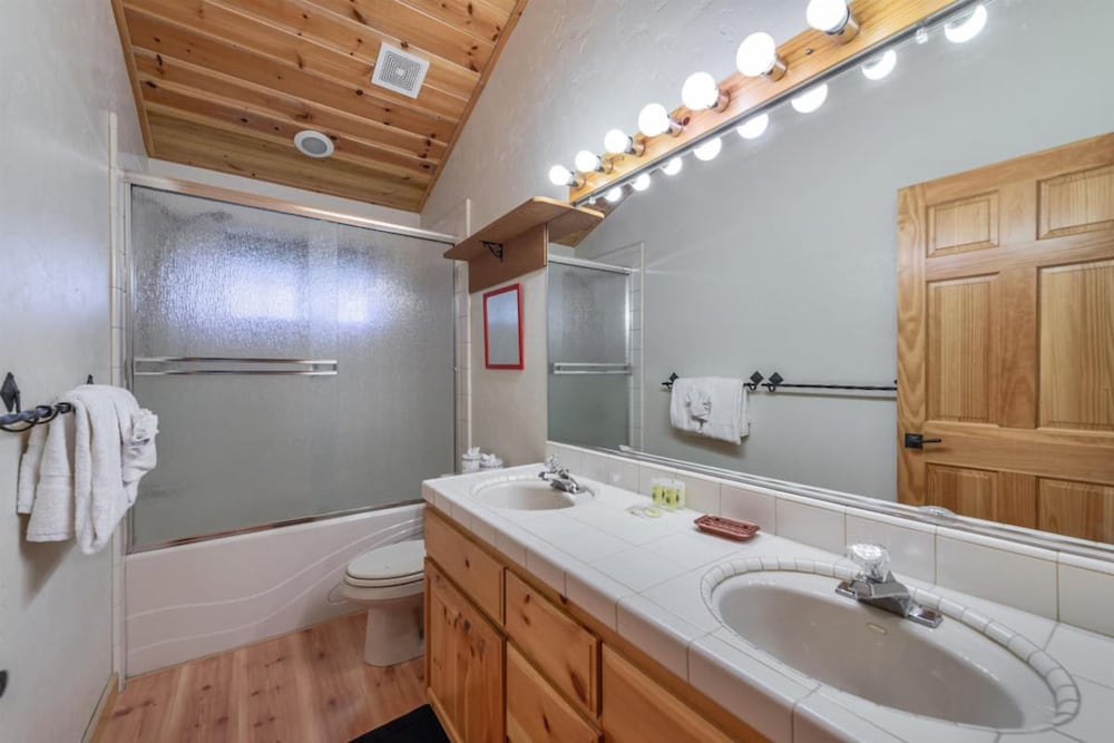 Wolf s Lair by Avantstay Swiss Chalet w Private Hot Tub Access to Northstar Resort Community view 4