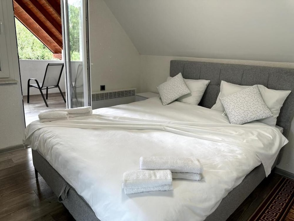 Rijeka Villa-Spacious 4BR with Pool