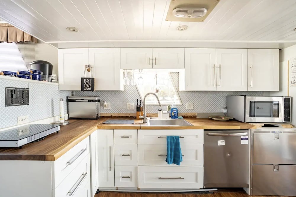 62' Yacht M/v Possibilities On Wide Private Canal 3 Bedroom Houseboat