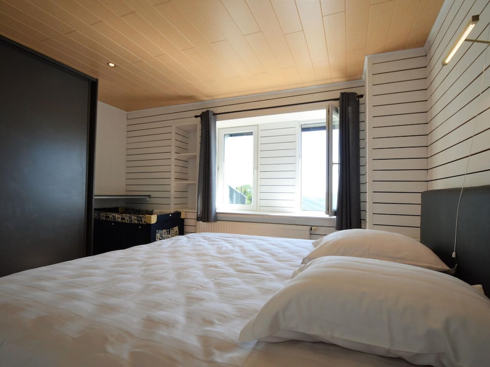 Rochehaut Hideaway With Tub