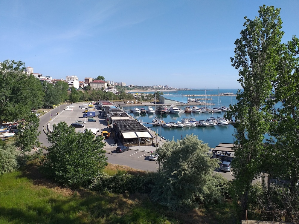 Appartment 3 Rooms, Splendid Position, 1 Minut of Walk to the Black Sea