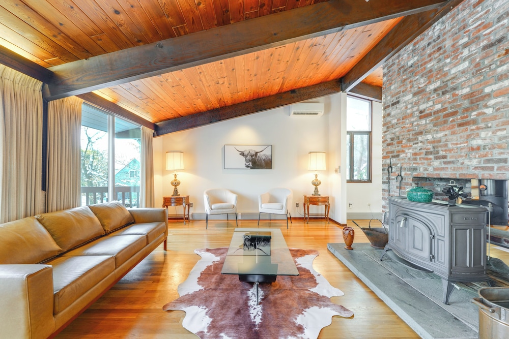 Trail Access On-site: Gorgeous MCM Deck House!