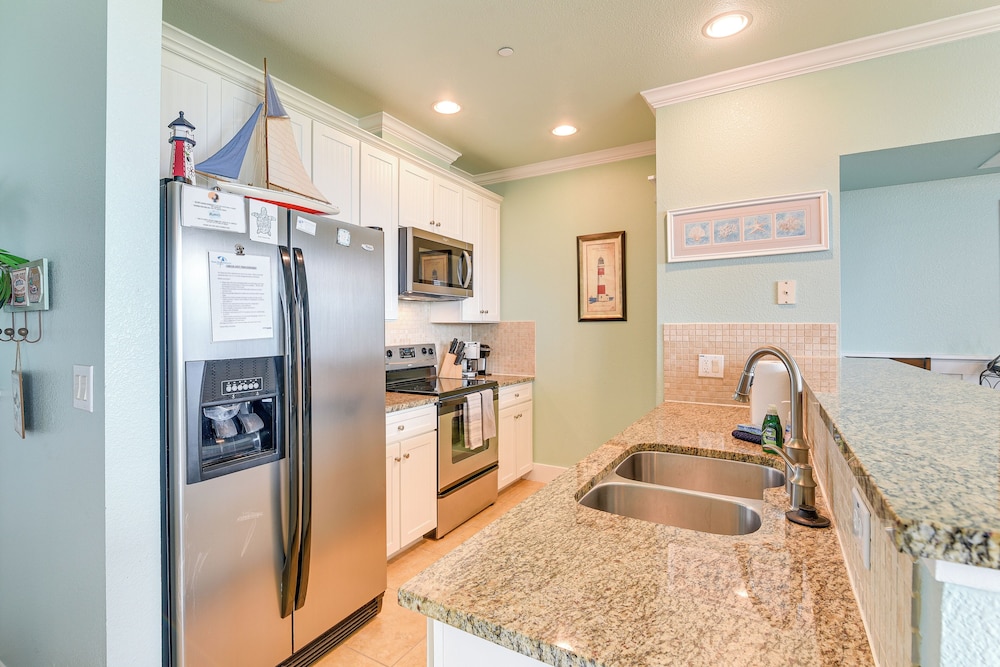 Walk to Beach: Condo w/ Bay View in Galveston