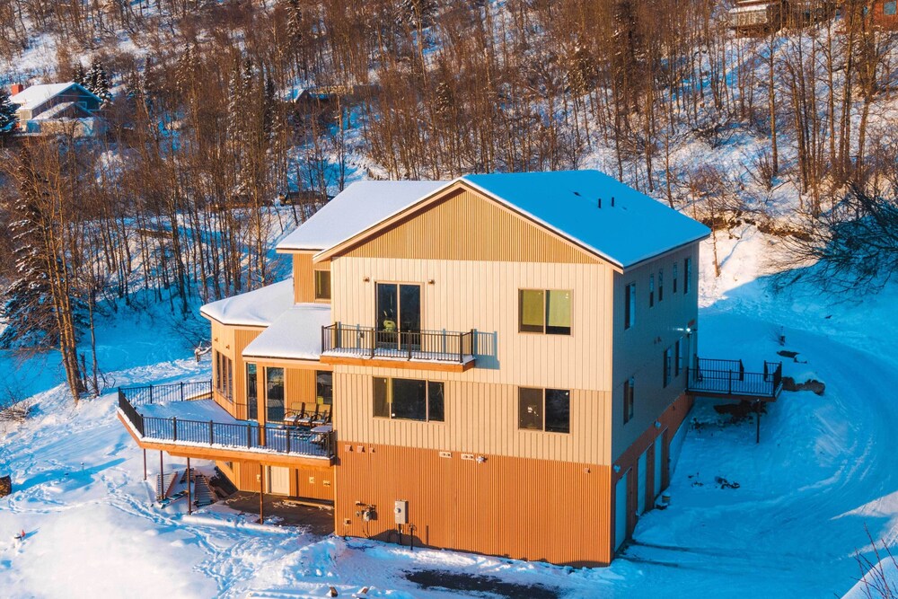 Anchorage Getaway w/ Mtn Views < 5 Mi to Zoo!