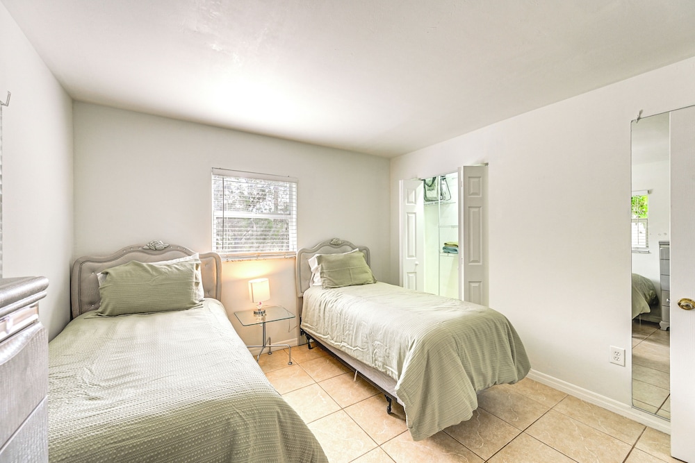 1 Mi to Dtwn Bonita Springs: Home w/ Lush Yard!