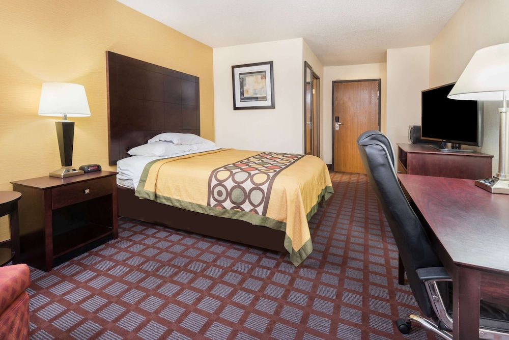 Bloomington Vacations - Super 8 by Wyndham Bloomington University Area - Property Image 3
