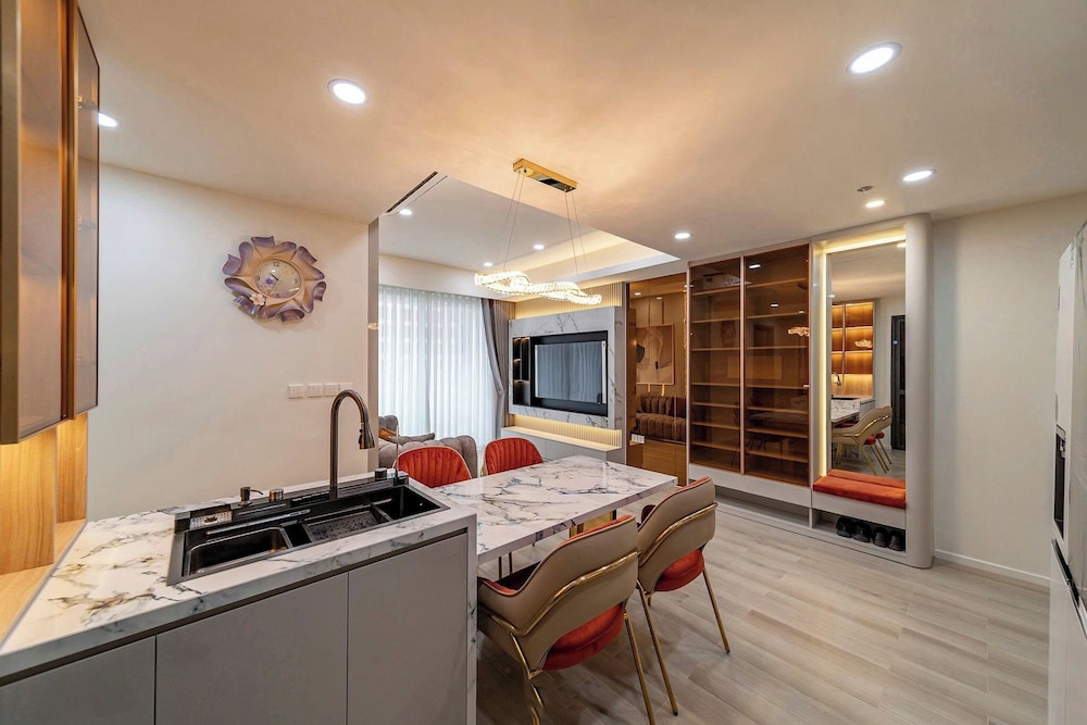 Apartment Landmark 81 by Urban Home