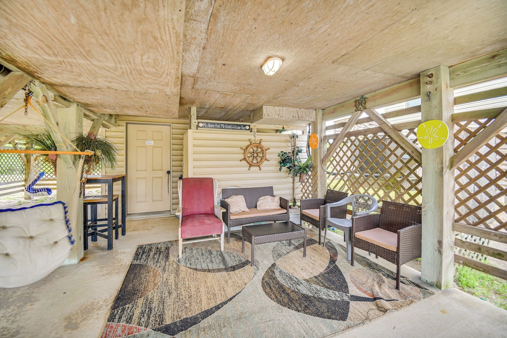 Walk to Beach + Restaurants: Outer Banks Retreat