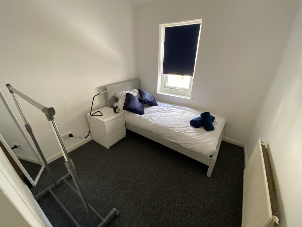Beautiful Modern 3-bed House in Wallasey Near City view 4