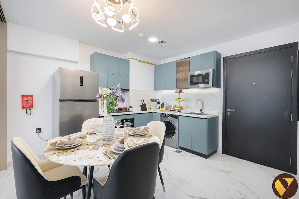 Vogue Opalz short Drive to Dubai Hills M