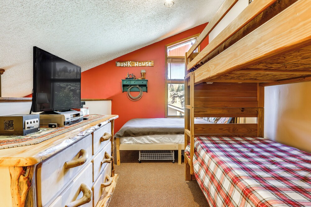 Walk to Ski Lift & Hiking: Granby Ranch Condo!