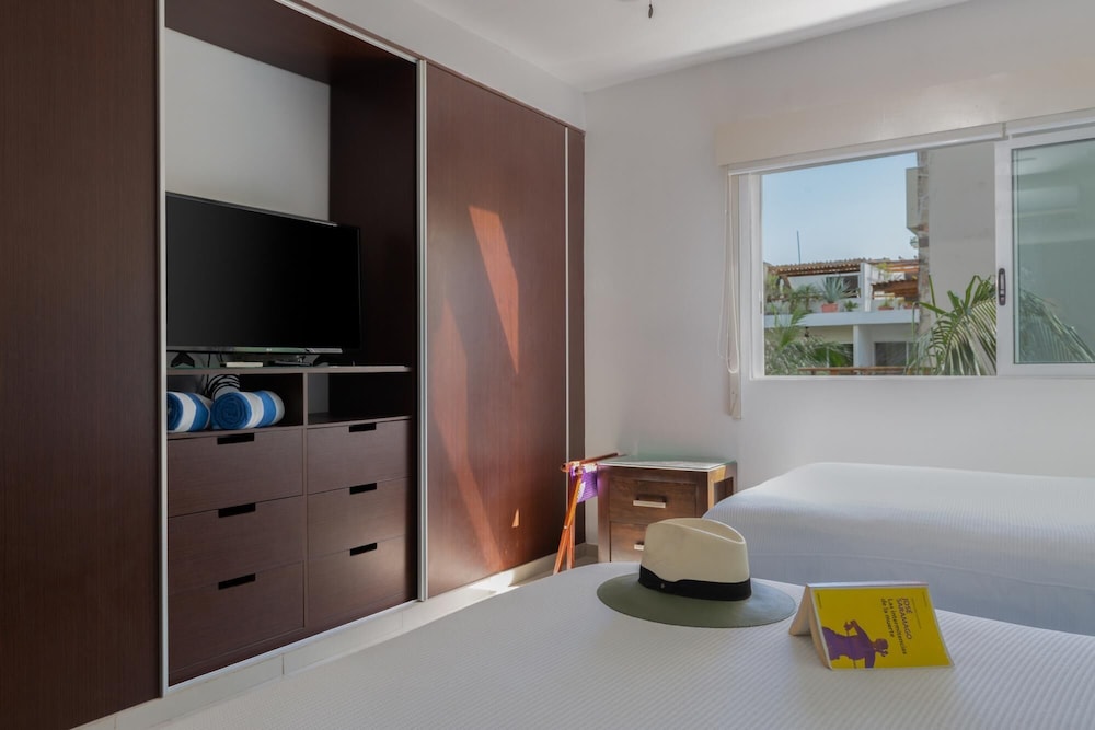 Exclusive 2 Level 3 BR Penthouse Private Hot Tub Roof Wifi Great Amenities GYM view 2
