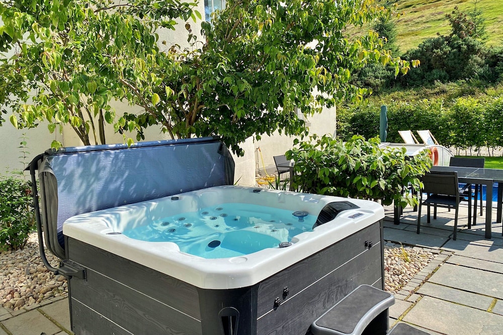 Self-catering Retreat With Pool, hot tub