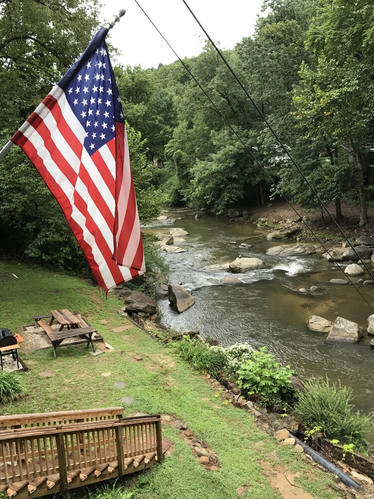 The Riverside Lodge at Chimney Rock