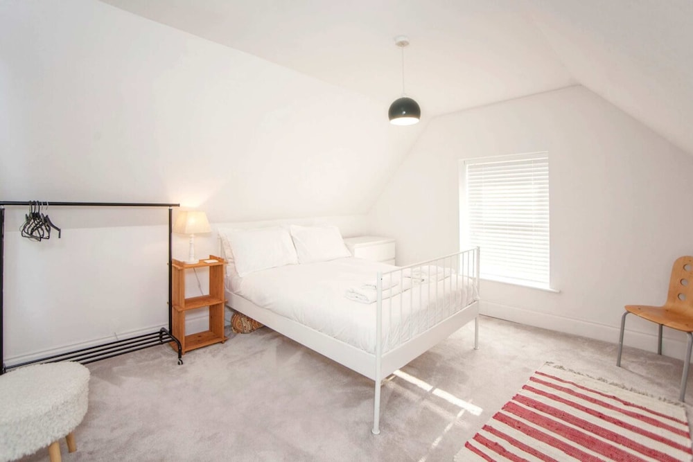 Modern and Chic 2 Bedroom in Bristol view 5