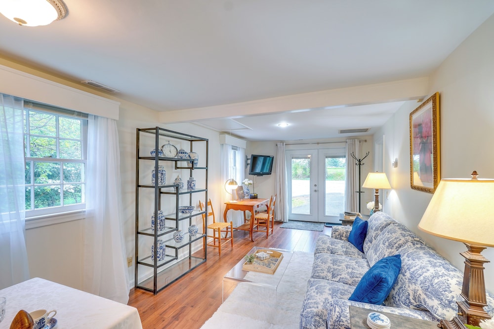 Hike, Sip & Explore: Charming Waterford Cottage!