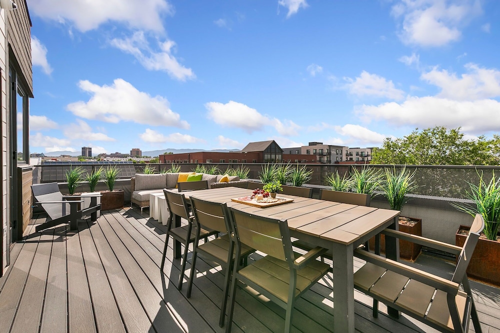 The Overlook - Luxe Old Town Condo w/ King Suite