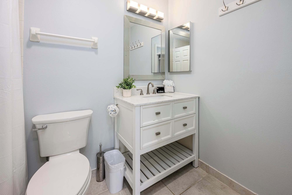 Sunshine & Whiskey Condo for 6 With Resort Amenities Near Grand Boulevard