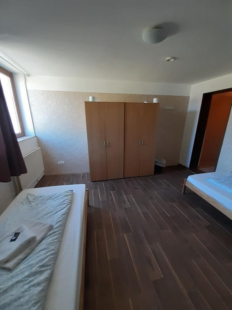2-Rent Group Hostel Rooms&Apartments EVE168