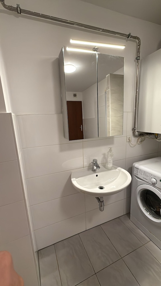 Beautiful 1BR Apartment Near Prater Park