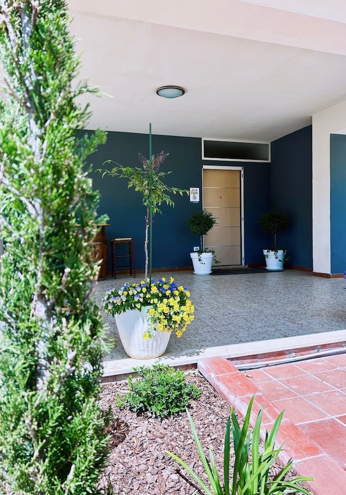 Ettore 3-bed Villa - Sleeps 6, Garden & Parking view 2